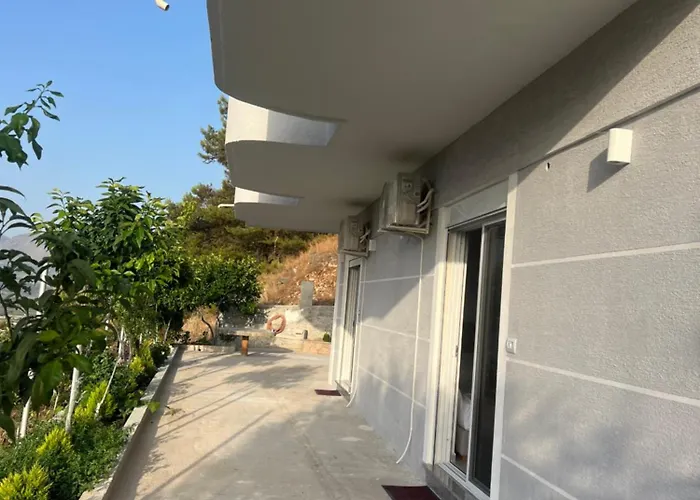 Adi\'S Apartments