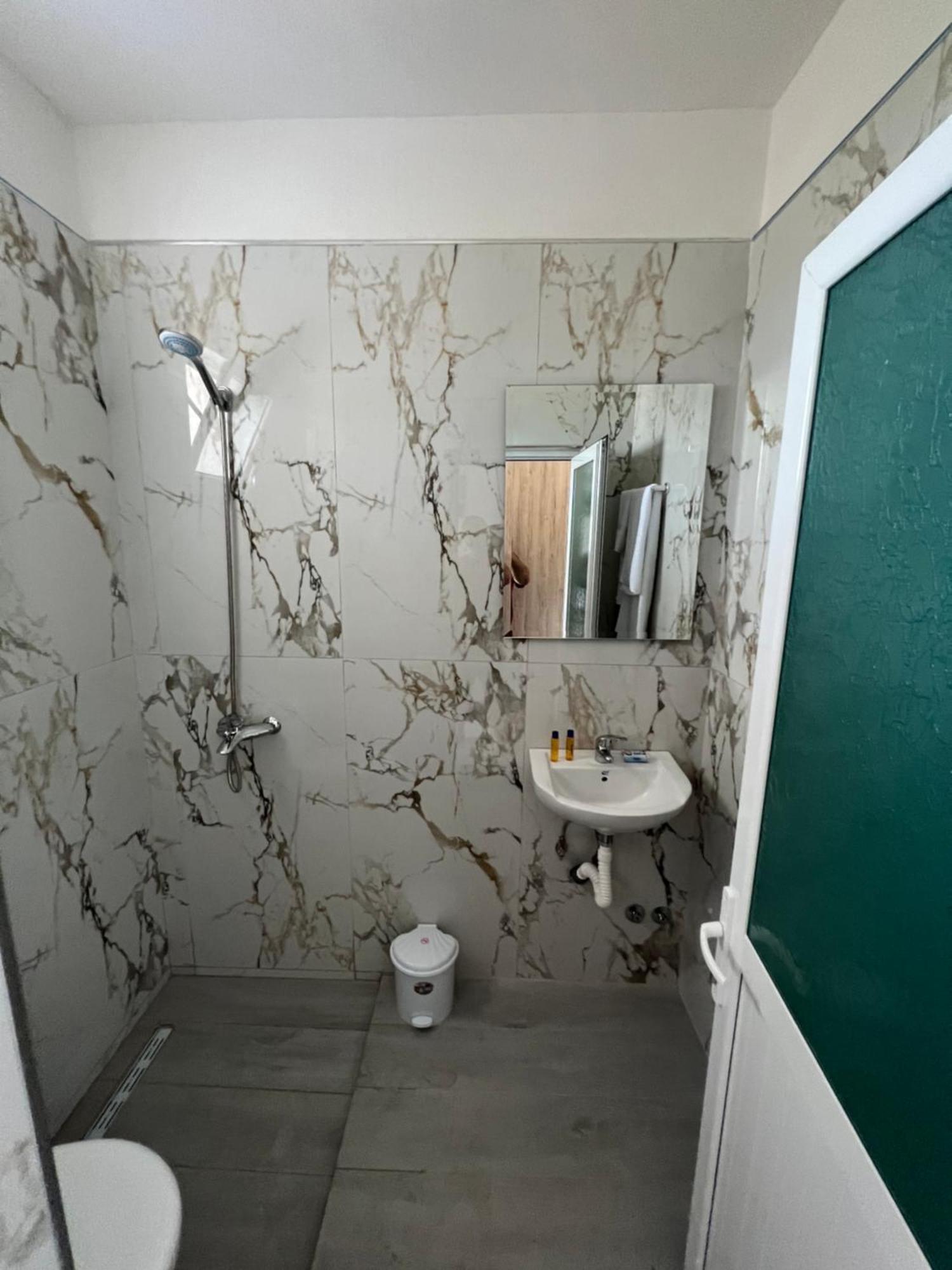 Apartament Adi's *